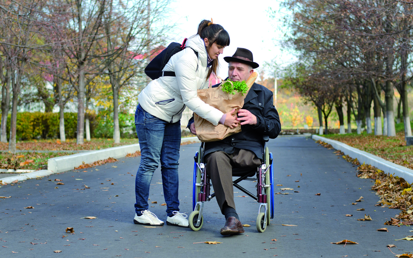 Организация которая помогает людям. Фотосессия инвалидов. Люди на улице с колясками. Пожилые и инвалиды. Поддержка инвалидов.